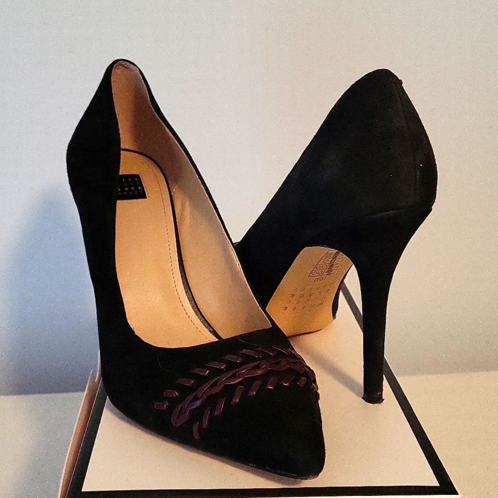Black heel pump